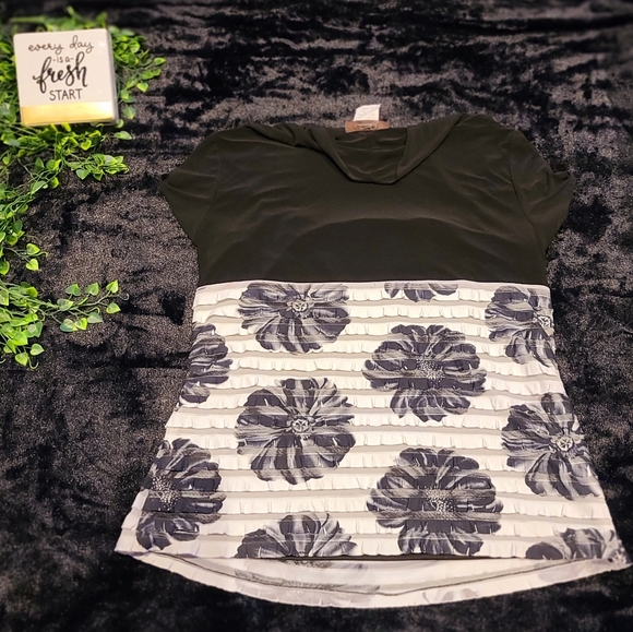 Black and White ruffled top - Picture 3 of 3